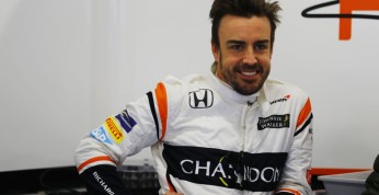 Alonso cieszy się 
