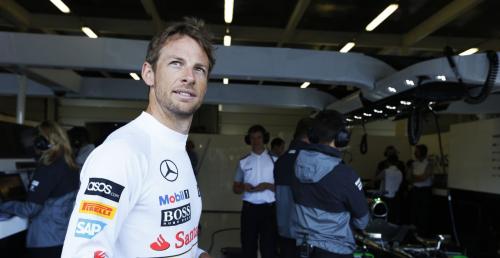 Button: Staruszek uśmiecha się z góry