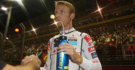 Button mia� problemy zdrowotne w Singapurze - przed samym wy�cigiem