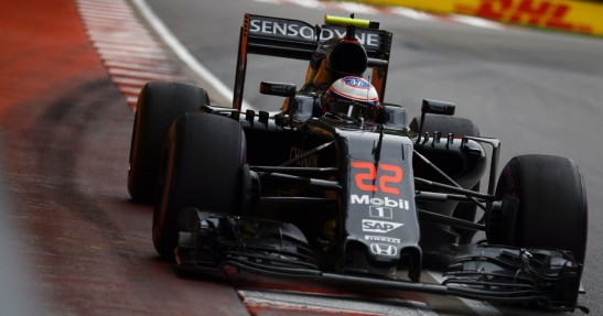 Button: Może ścigałem się w F1 o rok za długo