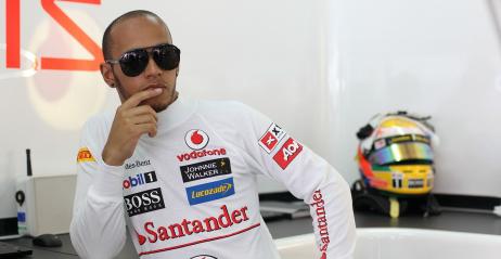 FIA pogrozia Hamiltonowi palcem podczas rozmowy o zasadach walki na torze
