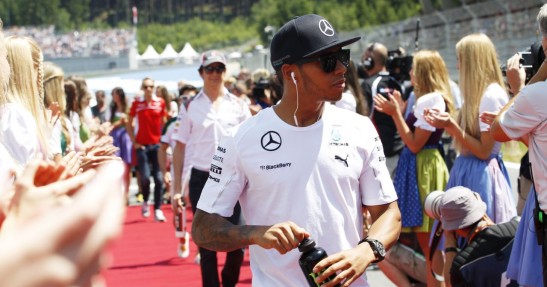 Hamilton nie ma potrzeby trzymania się w F1 z innymi kierowcami