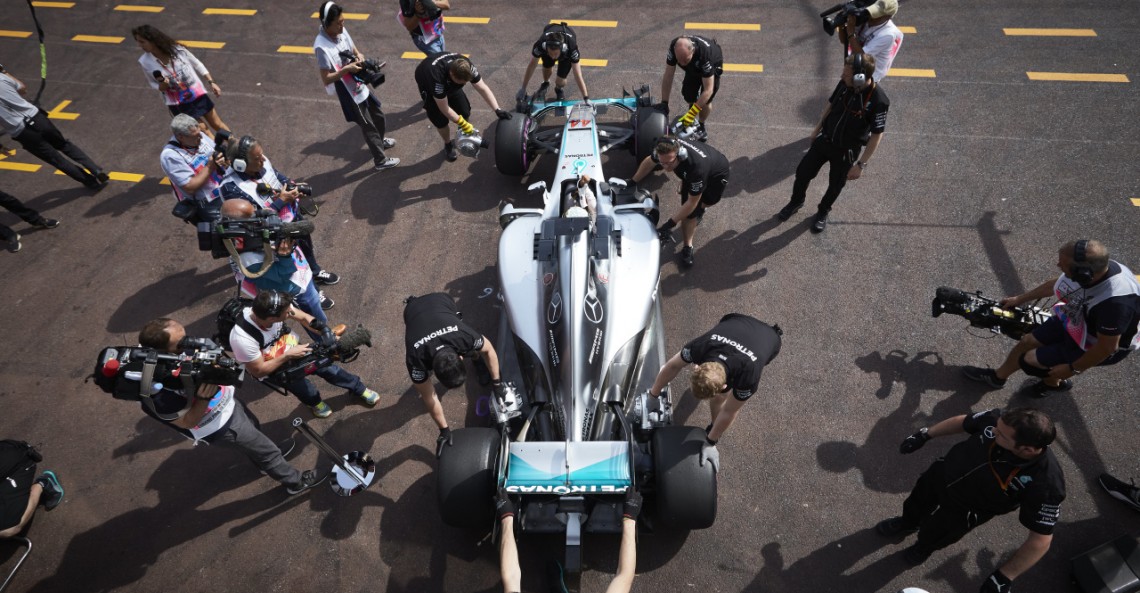 Hamilton sugeruje drugie dno zamiany mechaników między nim i Rosbergiem