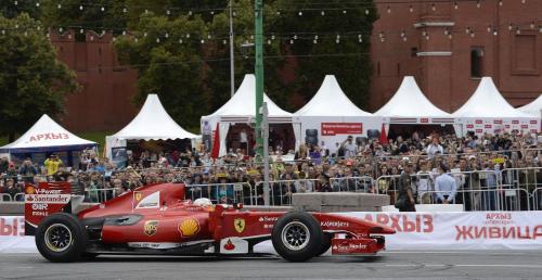 Kobayashi rozbi si bolidem Ferrari na pokazach w Moskwie. Zobacz video