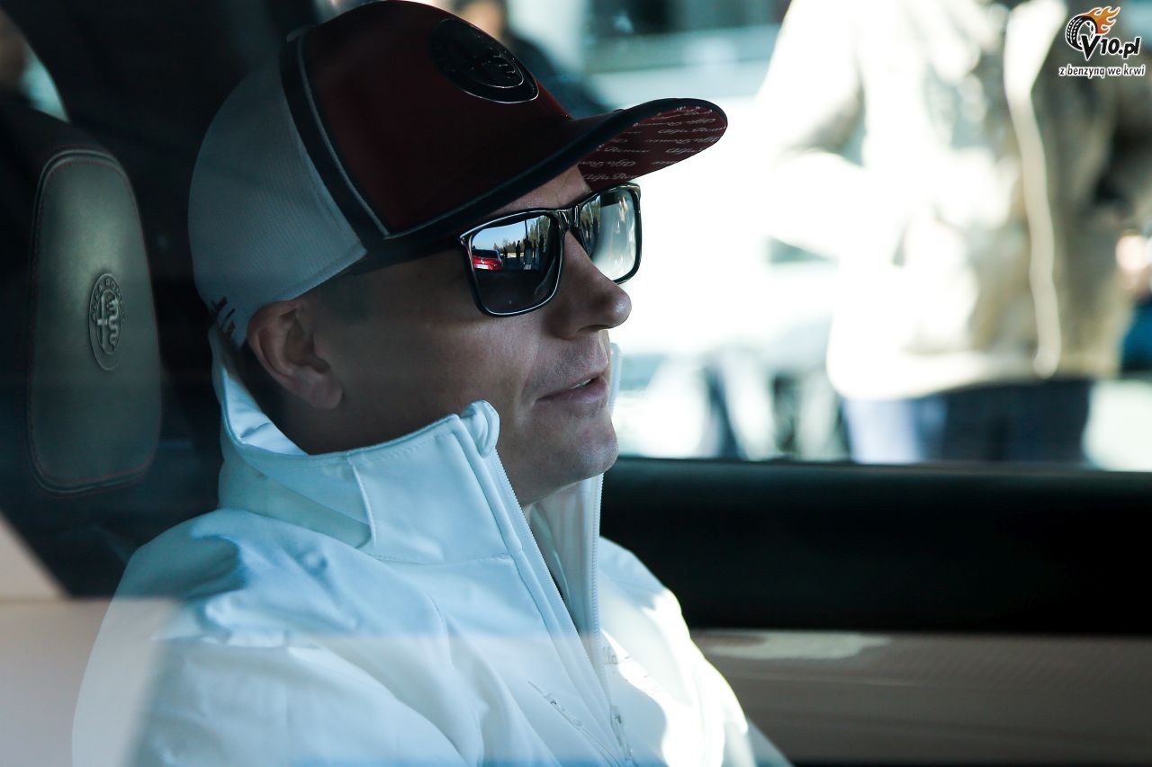 Raikkonen sam naprawia sobie siedzenie w bolidzie