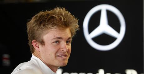 Rosberg w najnowszej reklamie Mercedesa - Samochodowy flirt z Chink