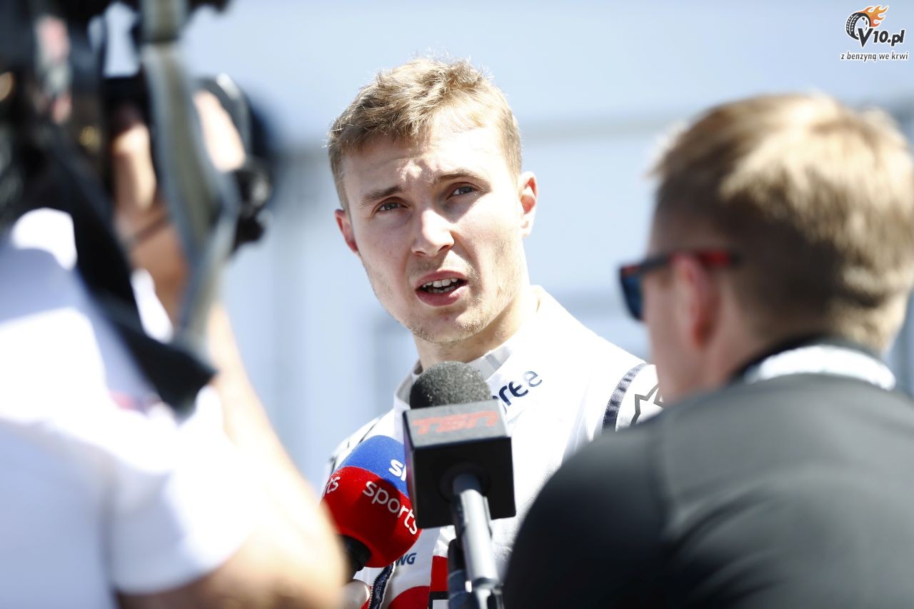 Sirotkin zatrzyma si przed garaem nieswojego zespou. Olepio go soce