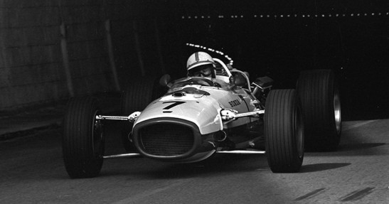 John Surtees odznaczony po raz trzeci przez Królową Elżbietę II