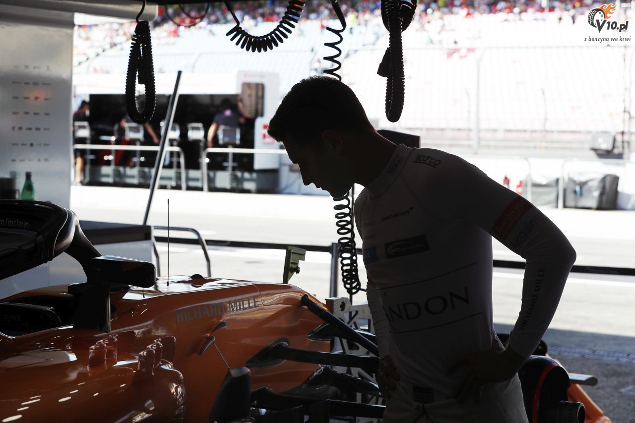 Vandoorne spowalniany przez wadliwy bolid