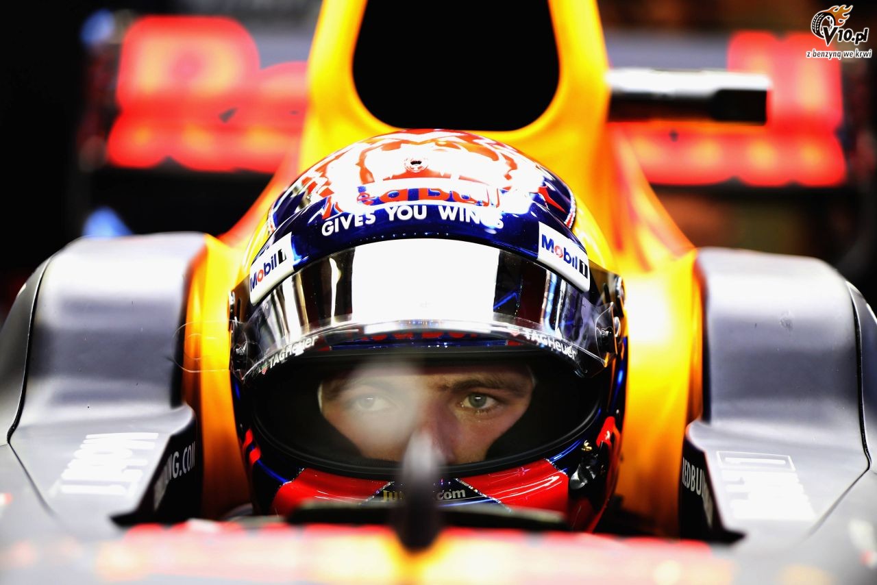Verstappen zdeterminowany wyprzedzi Vettela na starcie