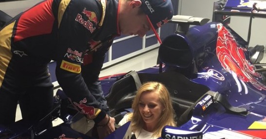 Verstappen pokazuje dziewczynie swoją brykę