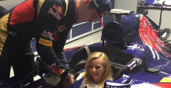 Zdjęcie dnia: Verstappen pokazuje dziewczynie swoją brykę