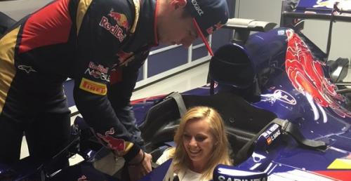 Verstappen pokazuje dziewczynie swoją brykę