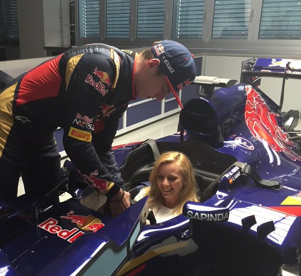 Verstappen pokazuje dziewczynie swoj bryk