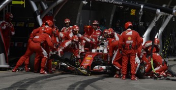 Vettel broni strategii Ferrari, nie ma pretensji do dublowanych...