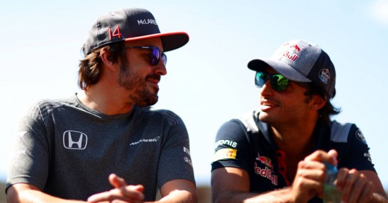 Alonso atakował jak 'kamikadze' w pojedynku z Sainzem Juniorem