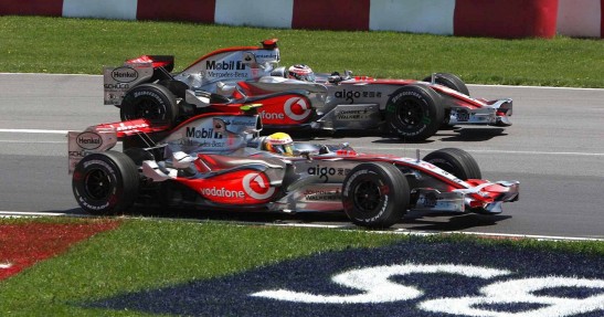 Alonso zadowolony z mistrzowskich tytułów Hamiltona