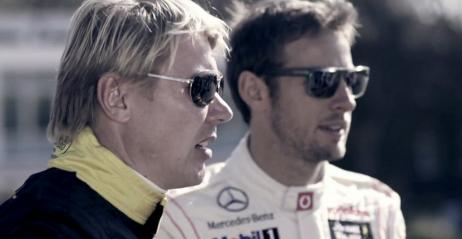 Button i Hakkinen palą gumę Mercedesem - nowa forma składania autografu
