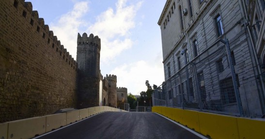 Hamilton polubił tor w Baku, kpi z narzekań na bezpieczeństwo