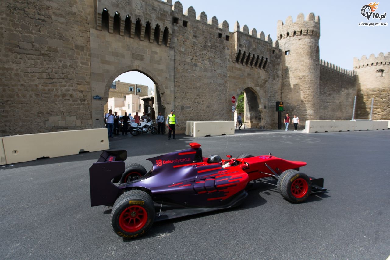 Pierwsza przeja�d�ka bolidem na nowym torze F1 w Baku
