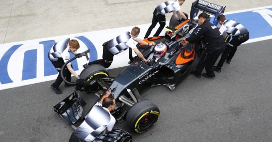 Alonso dostanie usprawniony silnik i karę cofnięcia na starcie