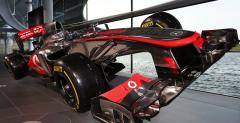 McLaren MP4-28 ze schowanym schodkiem na nosie i przednim zawieszeniem pull-rod