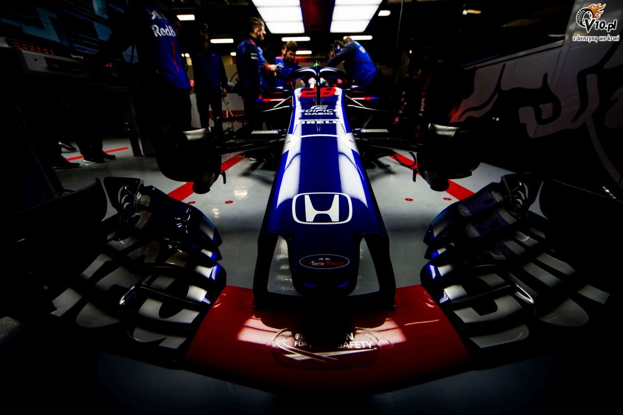 Znaczek Hondy na bolidzie Toro Rosso