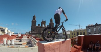 Danny MacAskill na przejażdżce rowerem po dachach Gran Canarii