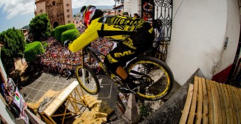 Rowerzysta daje czadu na miejskiej trasie downhillowej w Kolumbii