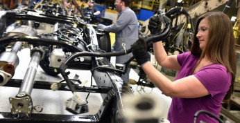 Koncerny motoryzacyjne przedłużają postoje w fabrykach