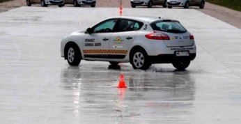 Zimowa jazda - kilka porad od Szkoły Jazdy Renault