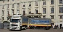 Ciarwka na tle wiedeskiego paacu Hofburg