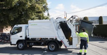 Śmieciarka FUSO Canter ze Złotym Medalem Międzynarodowych...