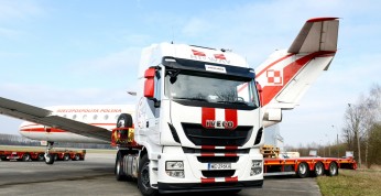 Trzy ciężarówki przewiozły rządowy samolot Jak-40
