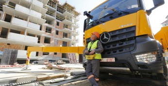 Dwie ogromne, 70-metrowe pompy do betonu dla firmy Pompbet