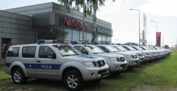 Stróże prawa zasiedli za kierownicami 42 Nissanów Pathfinder