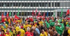 Opel: strajkujcy przed zakadem Opla w Antwerpii