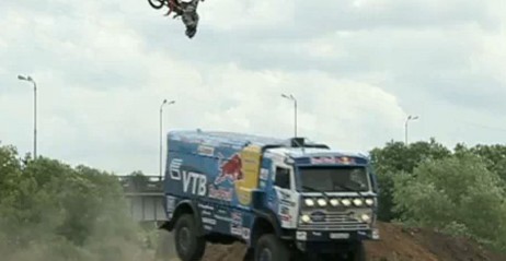Backflip nad latającym KAMAZ'em RedBulla!