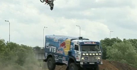 Backflip nad latajcym KAMAZ'em RedBulla!