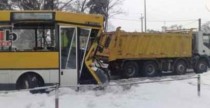 Warszawa: 10 rannych w wyniku zderzenia autokaru z ciarwk