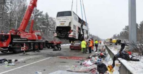 Niemcy: tragiczny wypadek autokaru z dziemi, 3 osoby nie yj