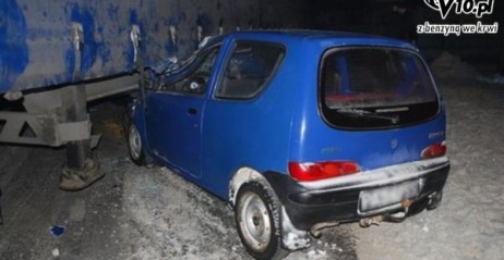 Seicento wpada pod ciarwk, 2 osoby ranne