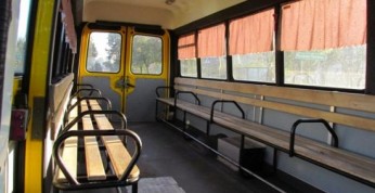 Uczniowie podstawówki byli wożeni gimbusem na drewniano...