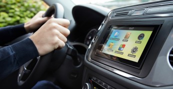 Urządzenie Parrot z aplikacjami Yanosik oraz Flotis Mobile