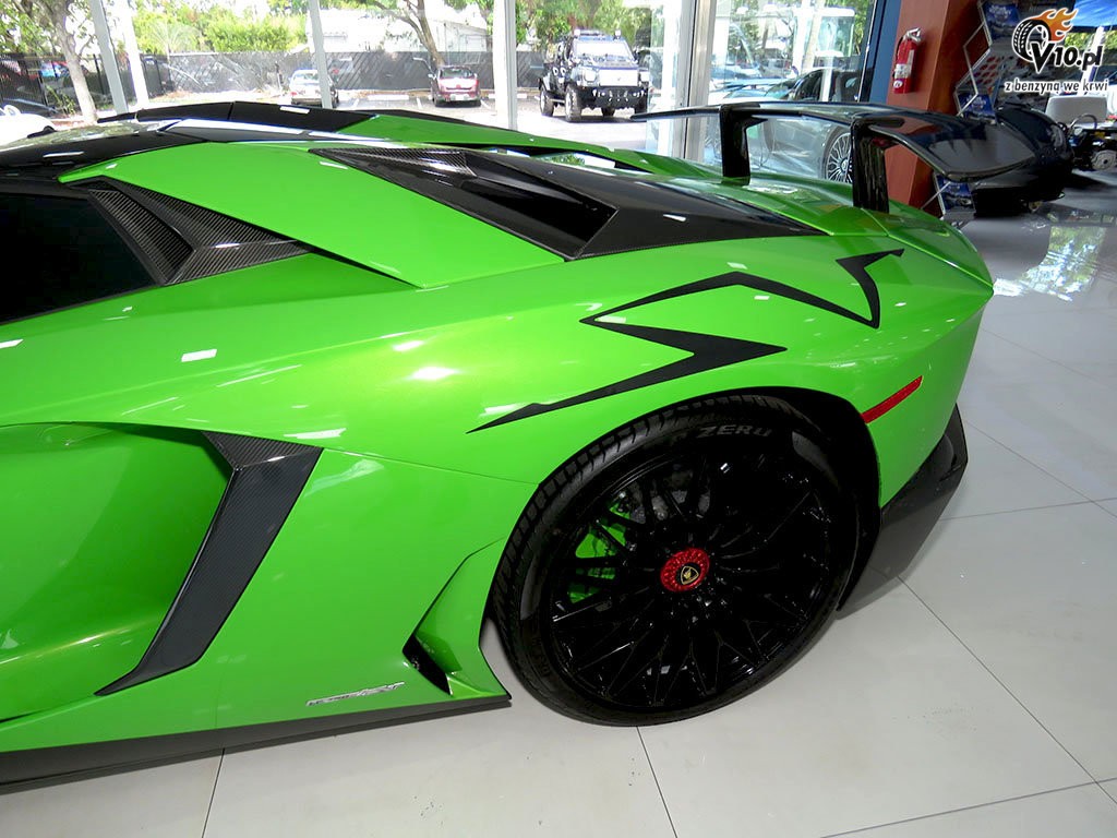 Lamborghini Aventador LP750-4 SV Roadster
