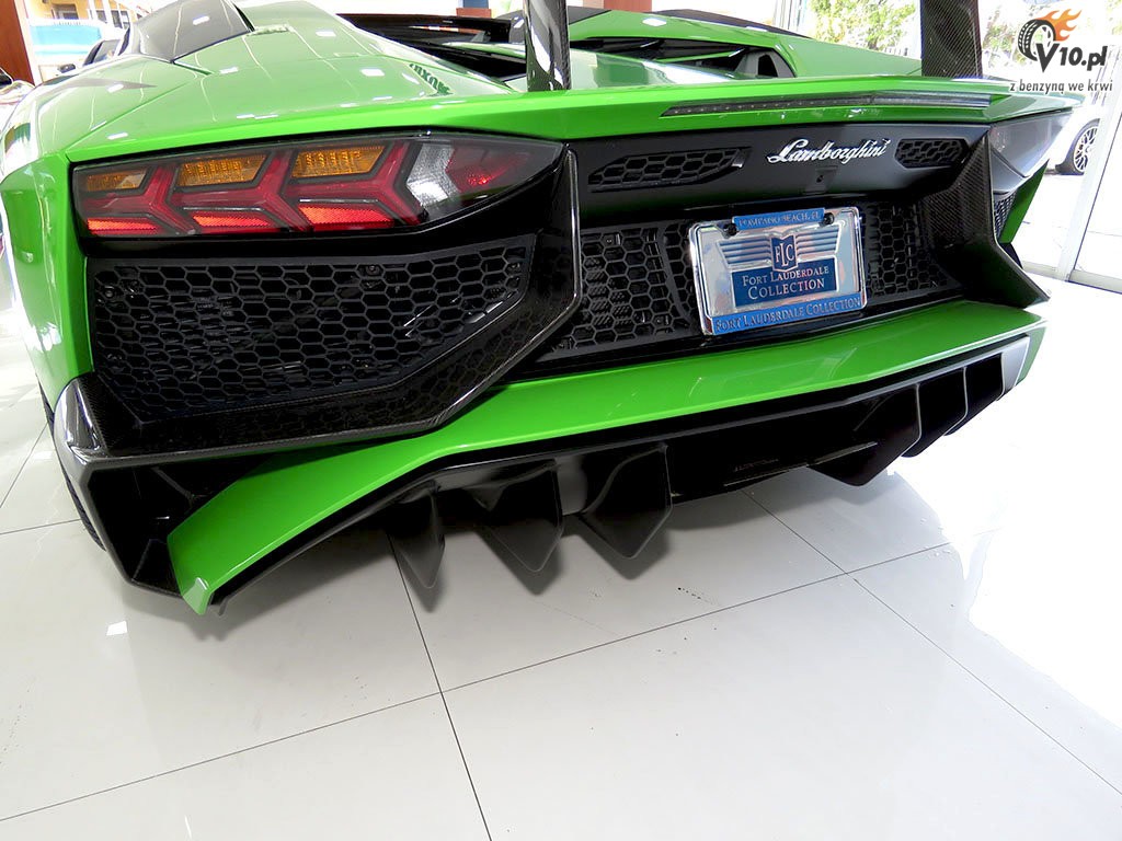 Lamborghini Aventador LP750-4 SV Roadster
