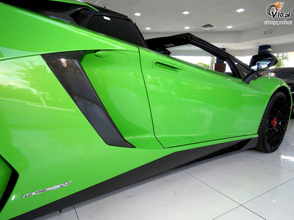 Lamborghini Aventador LP750-4 SV Roadster