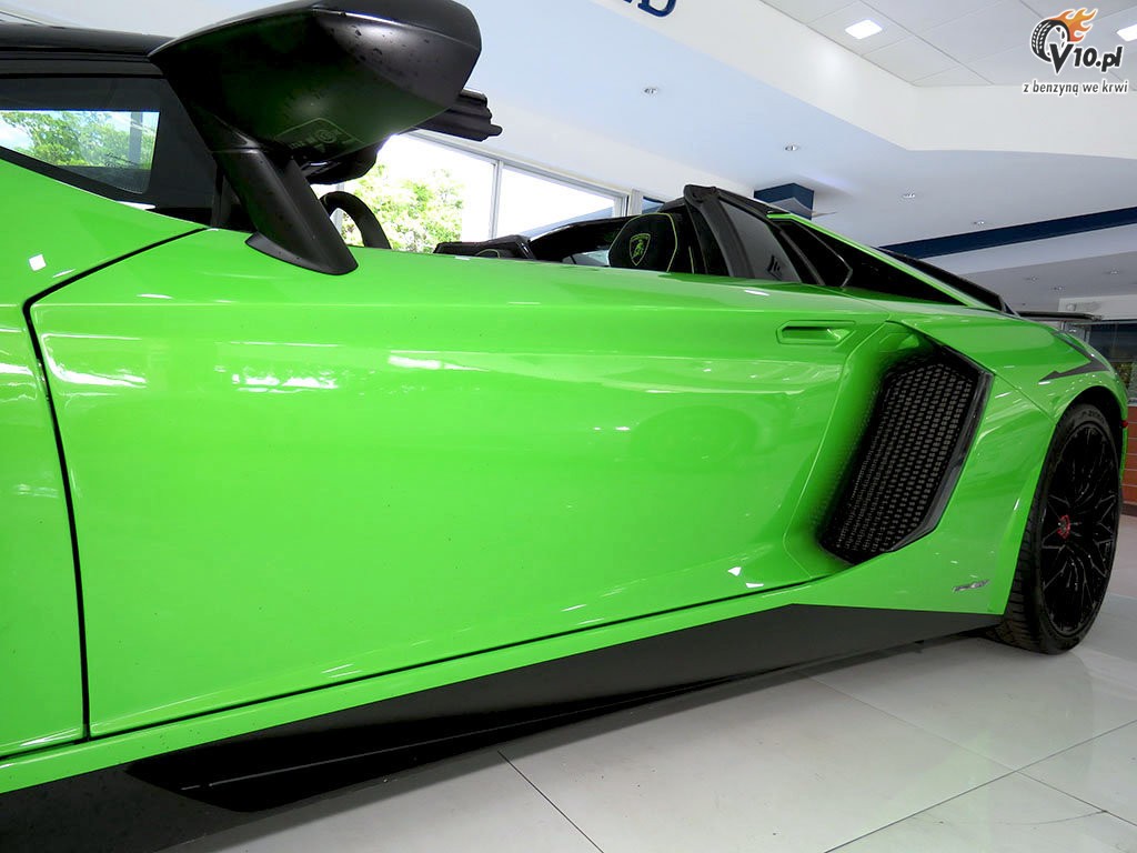 Lamborghini Aventador LP750-4 SV Roadster