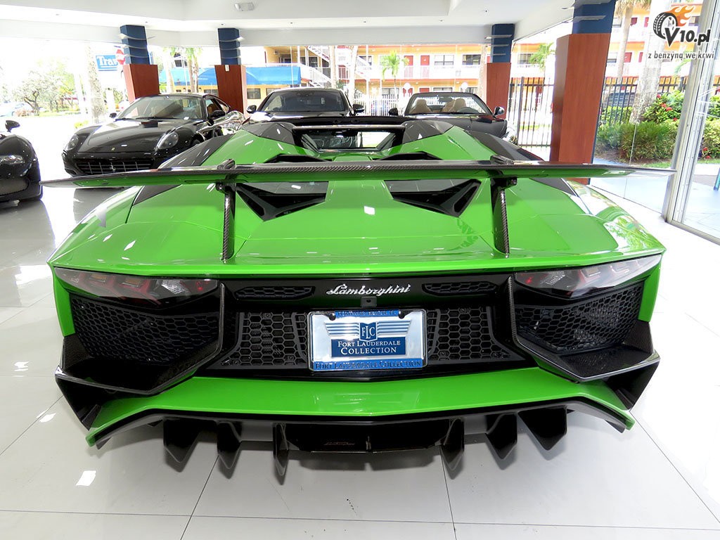 Lamborghini Aventador LP750-4 SV Roadster