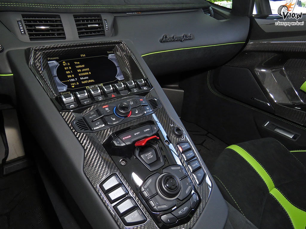 Lamborghini Aventador LP750-4 SV Roadster